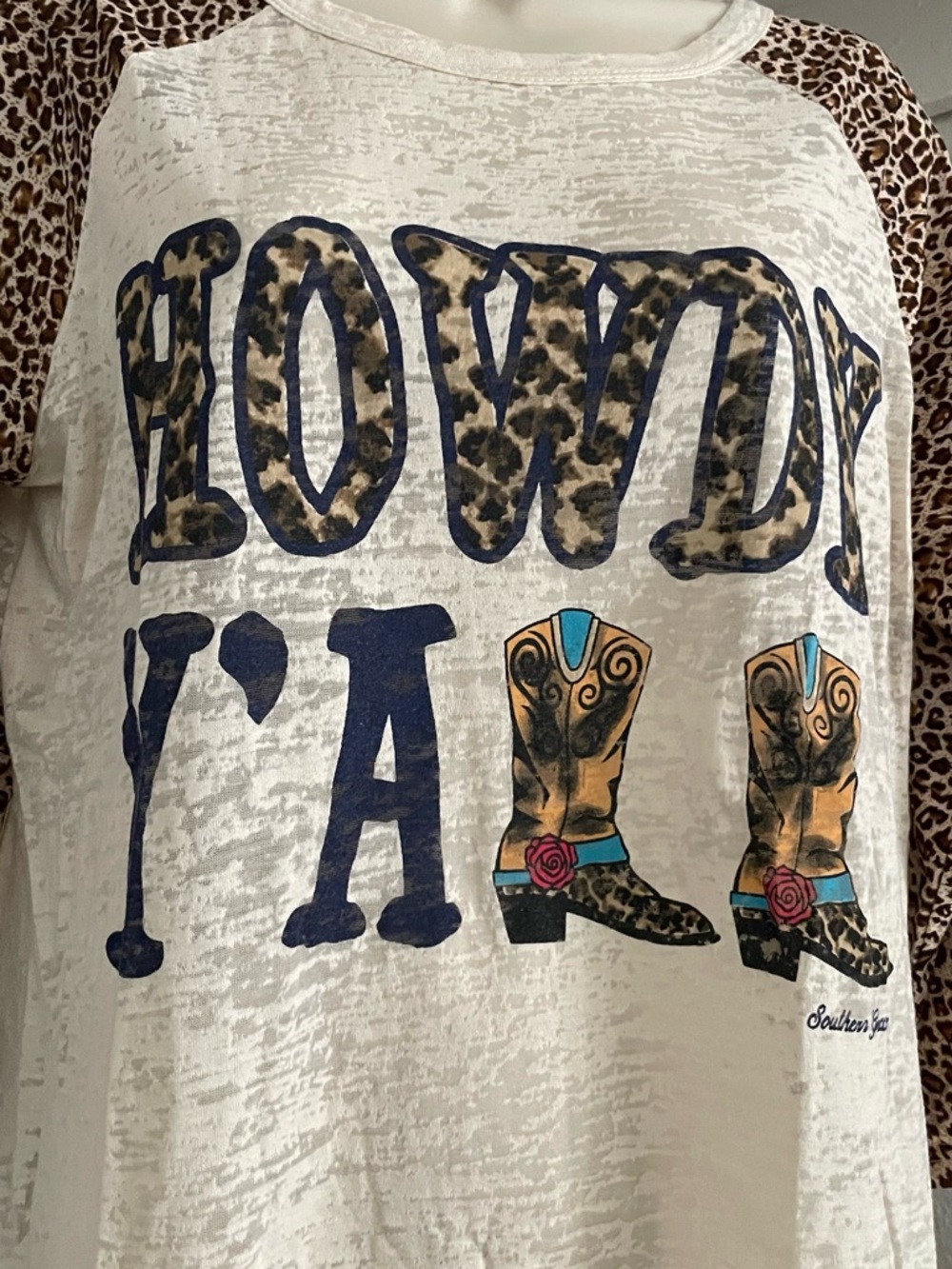 Beige Leopard-Accent 'Howdy Y'all' Graphic Raglan Tee